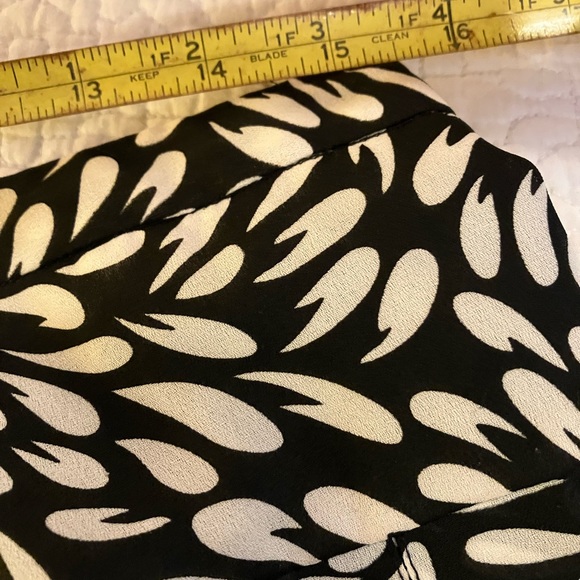 Worthington black/wt floral circle skirt w/mesh accent hem. Separate black liner - Picture 6 of 7